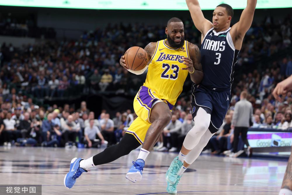 她都面对着 她都面对着